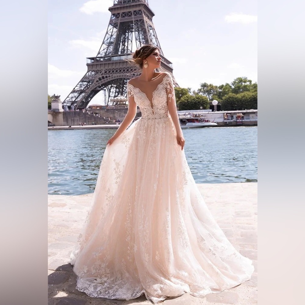 Elegant Ivory Lace Wedding Dress.  Size 12.  P600